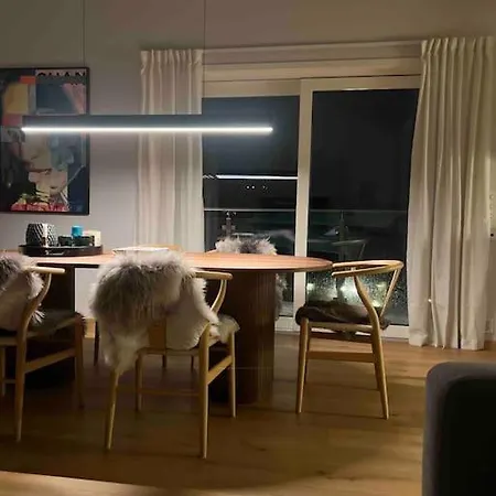 Leilighet Med Sjoutsikt Og Privat Takterrasse. Parkering *