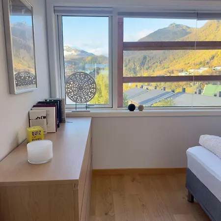 公寓 Leilighet Med Sjoutsikt Og Privat Takterrasse. Parkering
