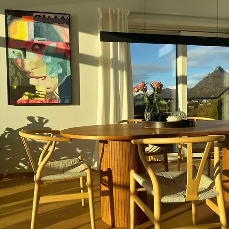Apartment Leilighet Med Sjoutsikt Og Privat Takterrasse. Parkering Svolvær